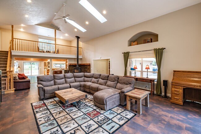 Building Photo - Must See in Bartel’s Canyon View Estates!