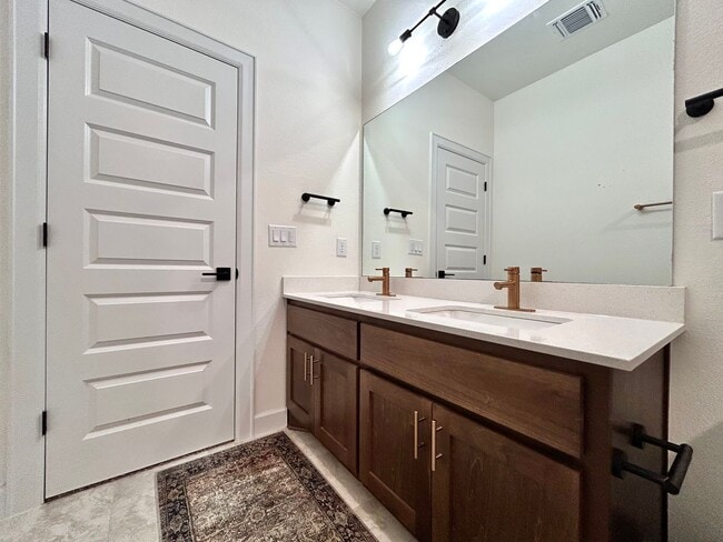 Building Photo - Spacious & Beautiful 3/BR 2/BA Two-Level Home with Garage & Fenced Yard