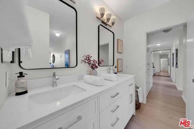 Building Photo - 900 Euclid St