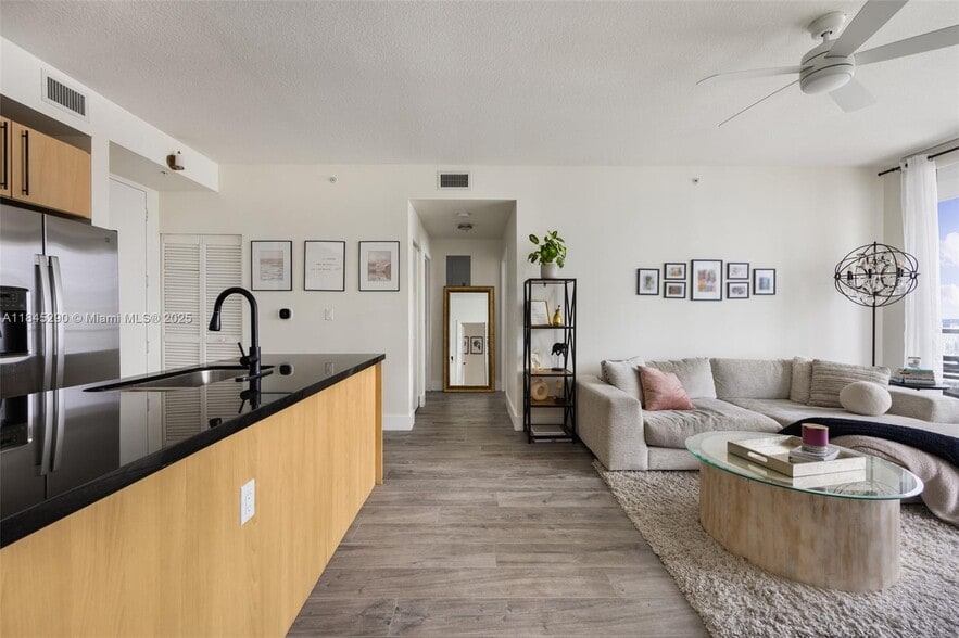 Building Photo - 1111 SW 1st Ave