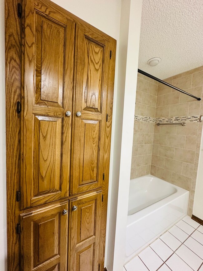 Building Photo - 3406 Erin Oaks St