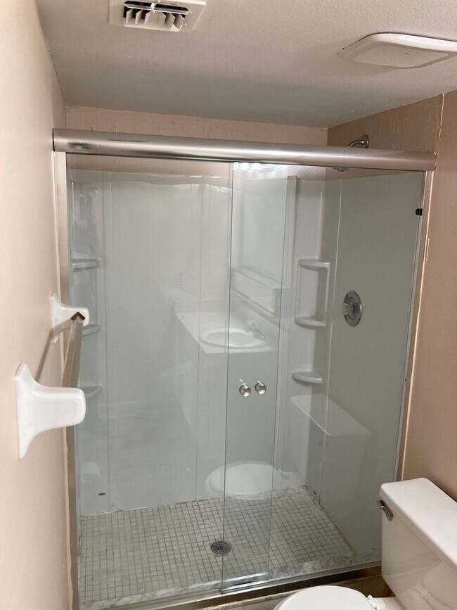 Building Photo - Downstairs 2/2 Country Club Village Condo Unit