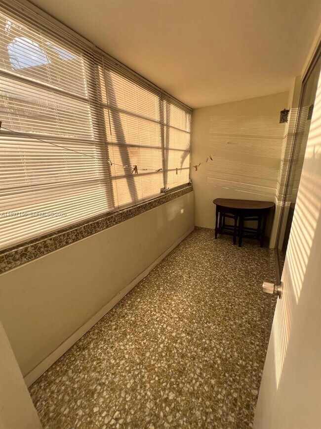 Building Photo - 1591 NE Miami Gardens Dr