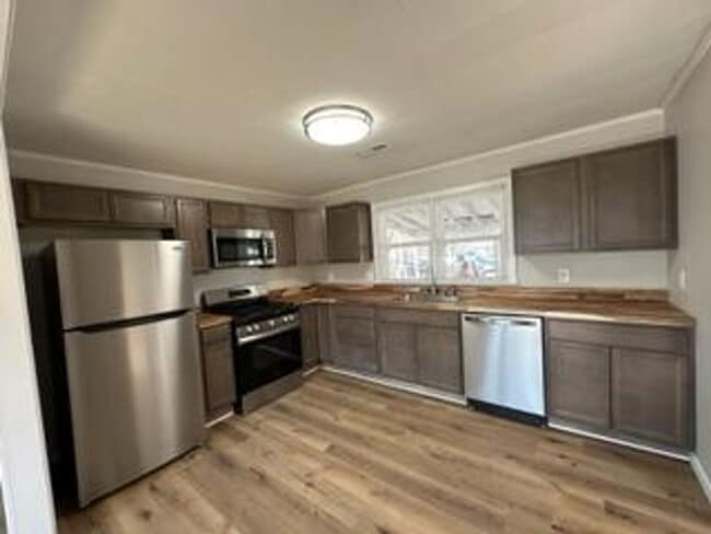 Building Photo - Beautifully remodeled 2 bedroom home