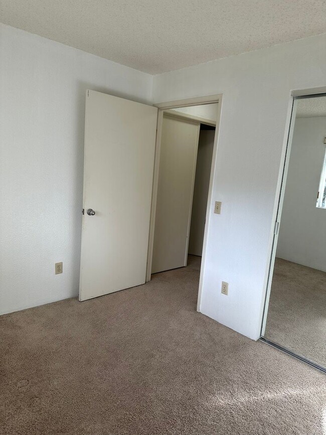 Building Photo - PARKGLEN AT WAIKELE – Clean and well-maint...