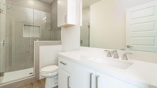 Building Photo - 15 E Yuma Ave