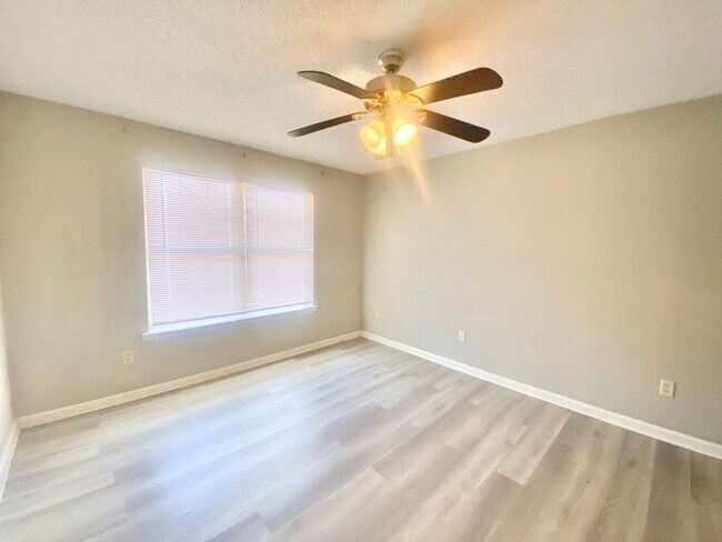 Building Photo - Available NOW