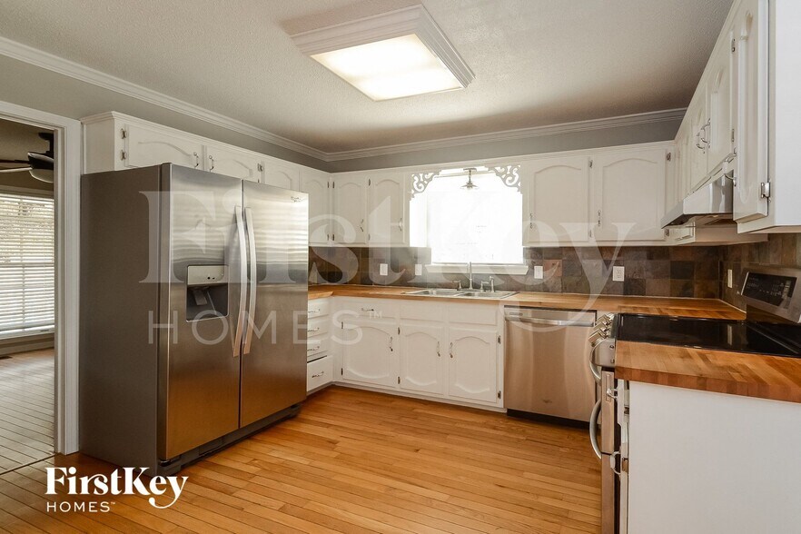 Building Photo - 1049 Independence Ct