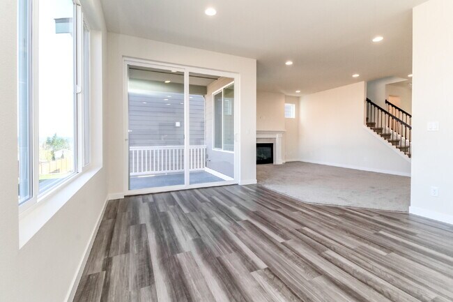 Building Photo - Scenic Auburn Living with Modern Comfort & Easy Seattle/Tacoma Access