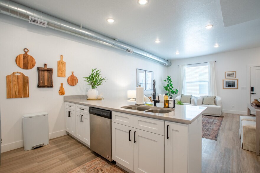 Building Photo - 909 Euclid Ave