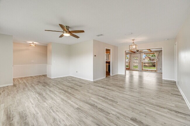 Building Photo - Beautiful 4 bedroom, 2 bathroom in Satellite Beach! NO HOA!!