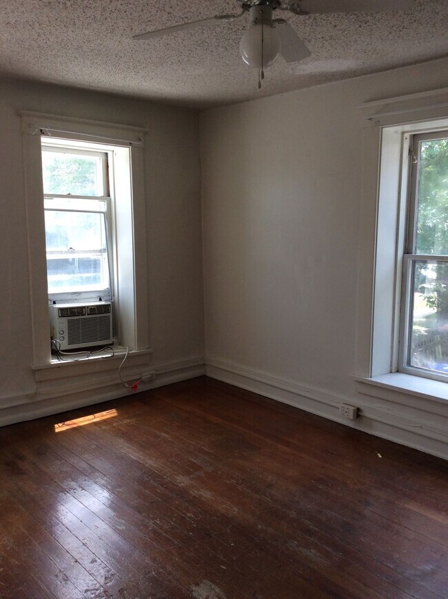 Building Photo - 228 E Bloomington St