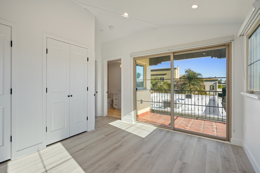 Building Photo - 11474 Moorpark St