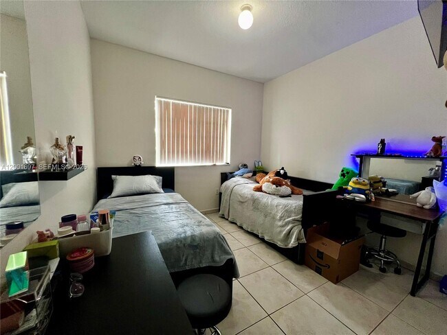 Building Photo - 7290 NW 114th Ave