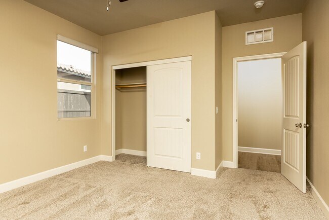 Building Photo - 5bd/3ba, 3969 sq ft Home in Gated Community in Vista!