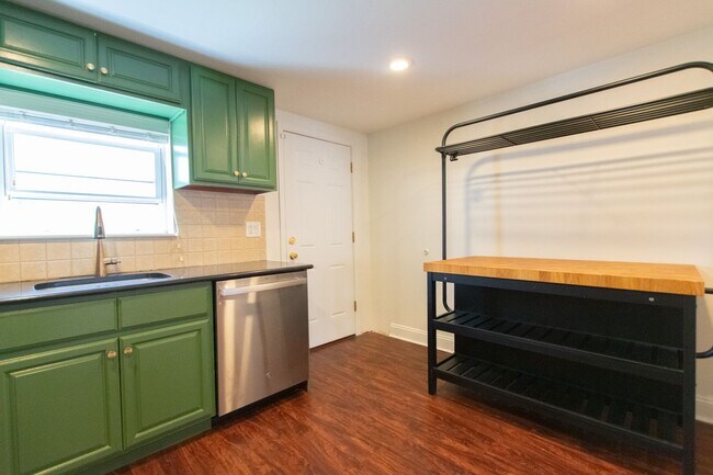 Building Photo - Excellent South Philadelphia Row Home