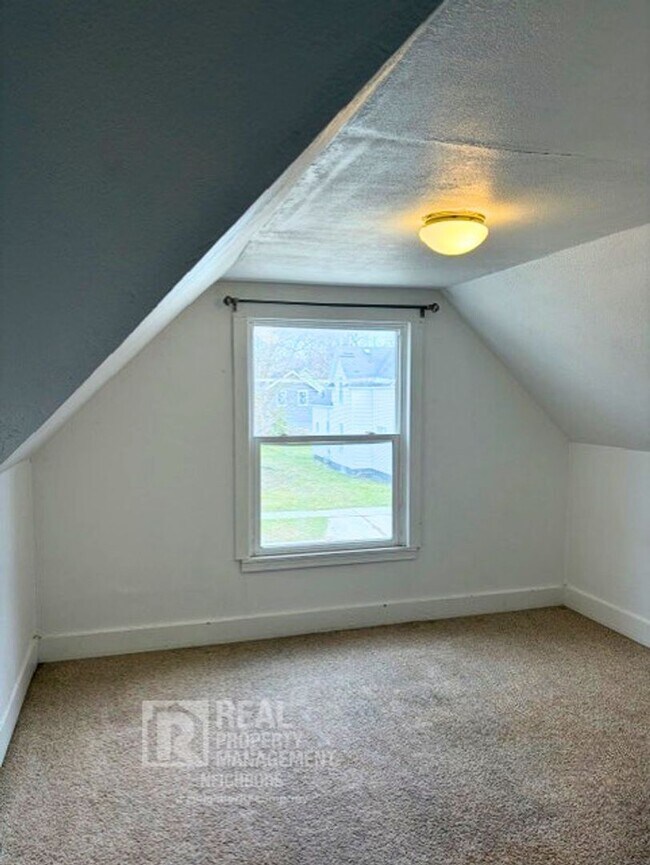 Building Photo - Welcome to Spacious 4 Bedroom, 1 Bathroom Holland Home