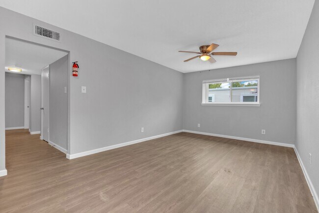Building Photo - 521 Spring Dr