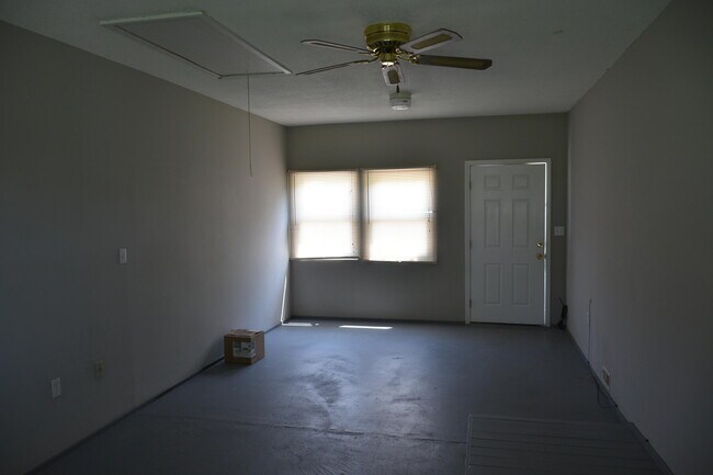 Building Photo - 714 E Nance Dr