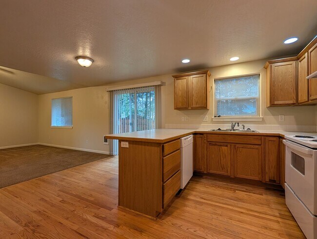 Building Photo - Spacious 3-Bedroom, 2-Bath Townhouse Near River Road In Eugene!