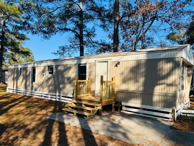 Primary Photo - Charming 3-Bedroom – Water Included!