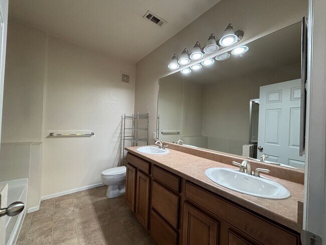 Building Photo - Large 3 bedroom condo with 2 bathrooms!