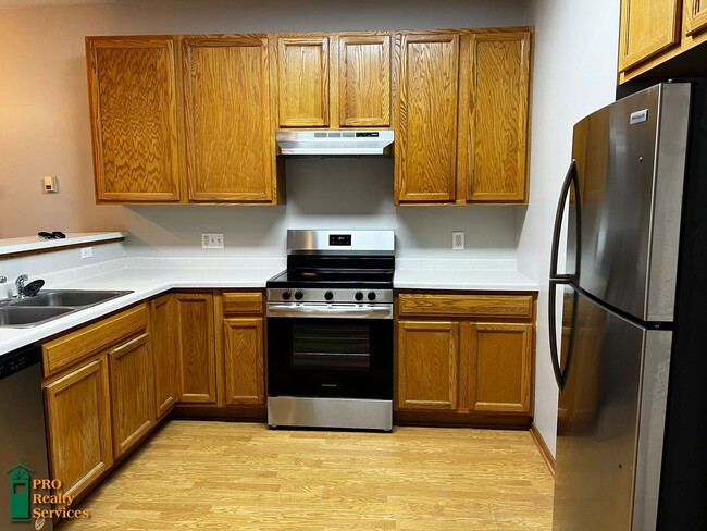 Building Photo - 3 Bedroom Townhome **$1,000 Rent Credit wi...