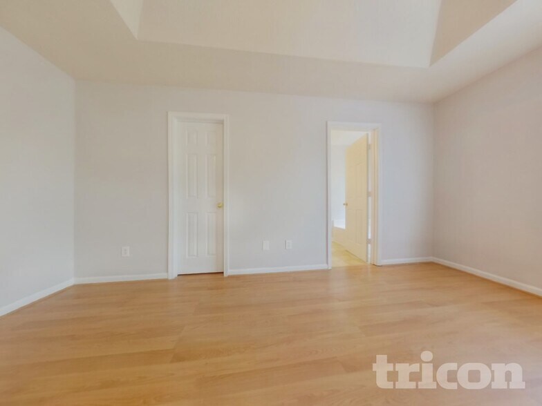 Building Photo - 3020 Lake Park Ct