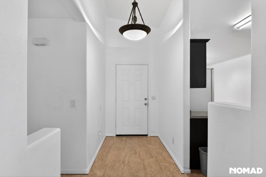 Building Photo - 5719 S 31st Dr