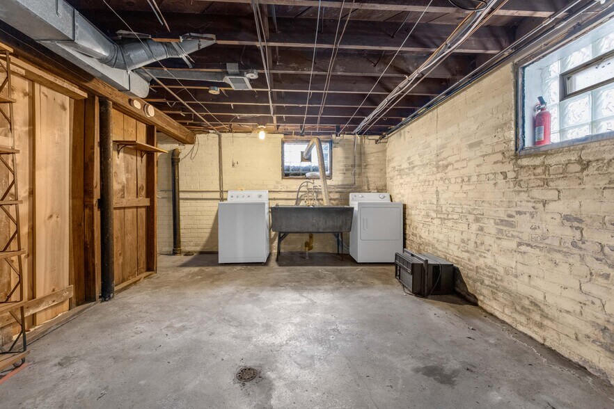 Building Photo - 966 Beaconsfield Ave