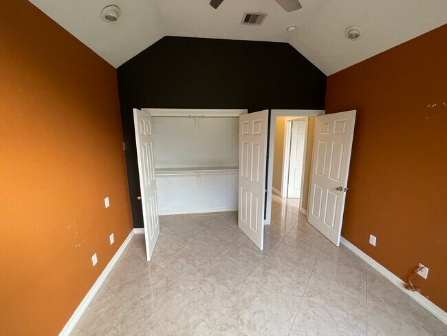 3rd bedroom with large closet - 600 River Bend Dr