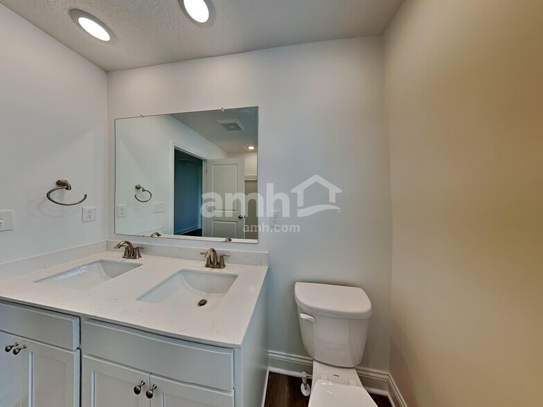 Building Photo - 1112 Heritage Blvd