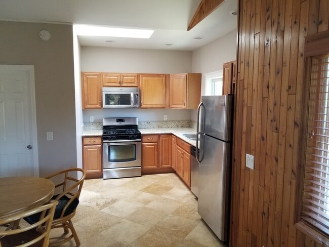 Building Photo - Spacious Studio in the Heart of Oceanside-Utilities Included