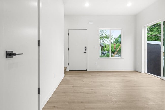 Building Photo - 540 N Blandena St