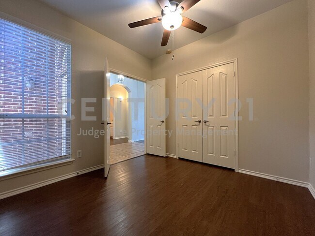 Building Photo - Updated 4/2/2 in Marine Creek Estates For Rent!