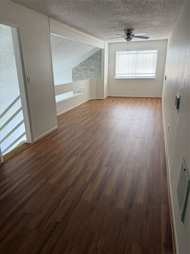 Building Photo - 6103 Linnhaven Dr