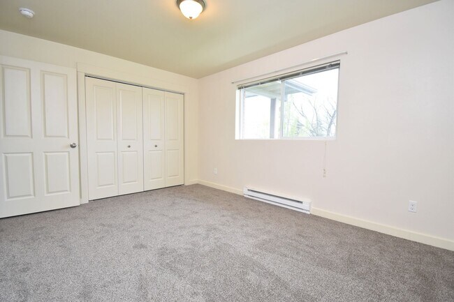 Building Photo - Centrally Located TOP Floor 2b w/ Private ...