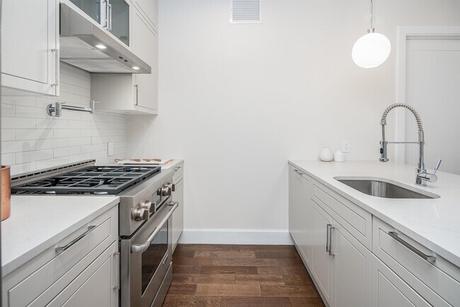 Building Photo - 372 9th St