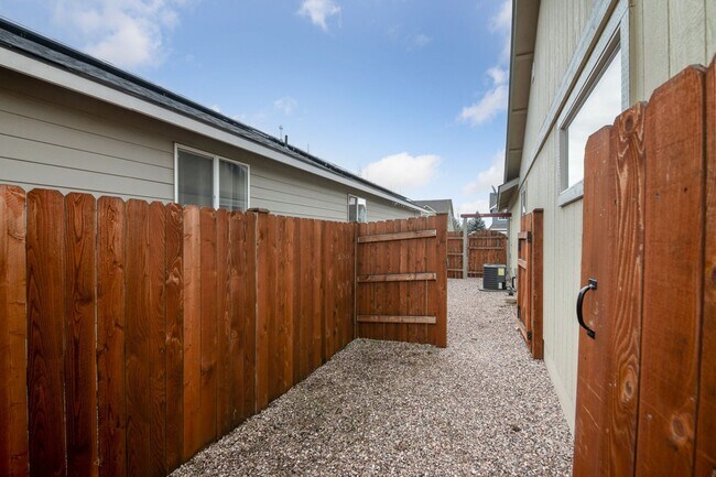 Building Photo - Charming home in Southwest Redmond