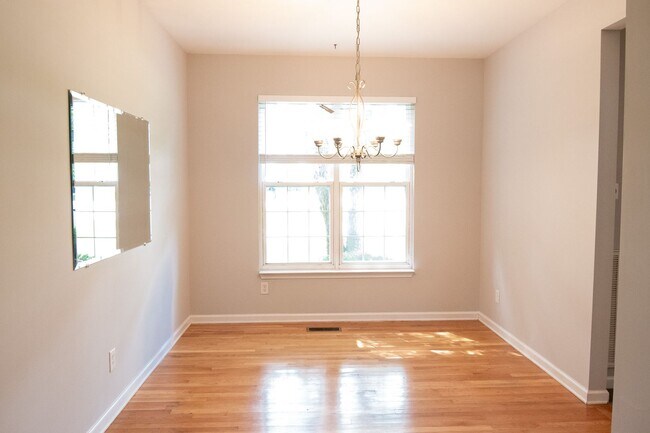 Building Photo - Main level living in Murfreesboro!
