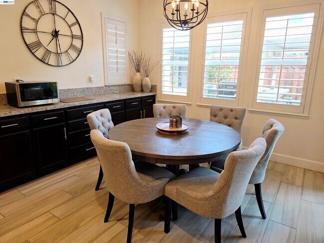 Building Photo - 2488 Remy Cantos Dr
