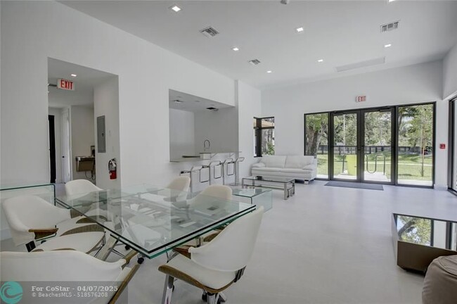 Building Photo - 4151 S oaks Pl