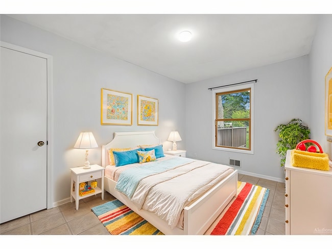 Building Photo - 4 Bed - 2 Bath Brooklyn Park Home with Lar...