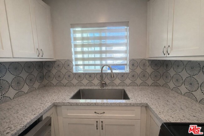 Building Photo - 1337 W Olive Ave