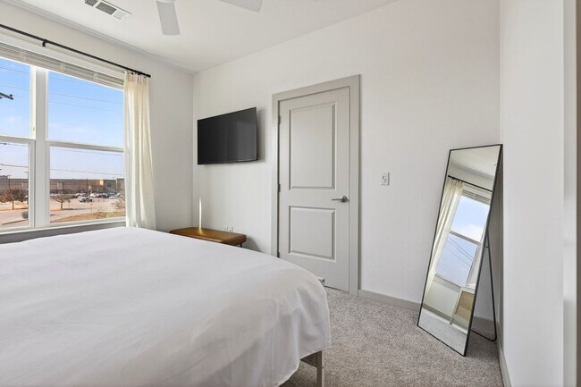 Building Photo - 1301 Leah Ave