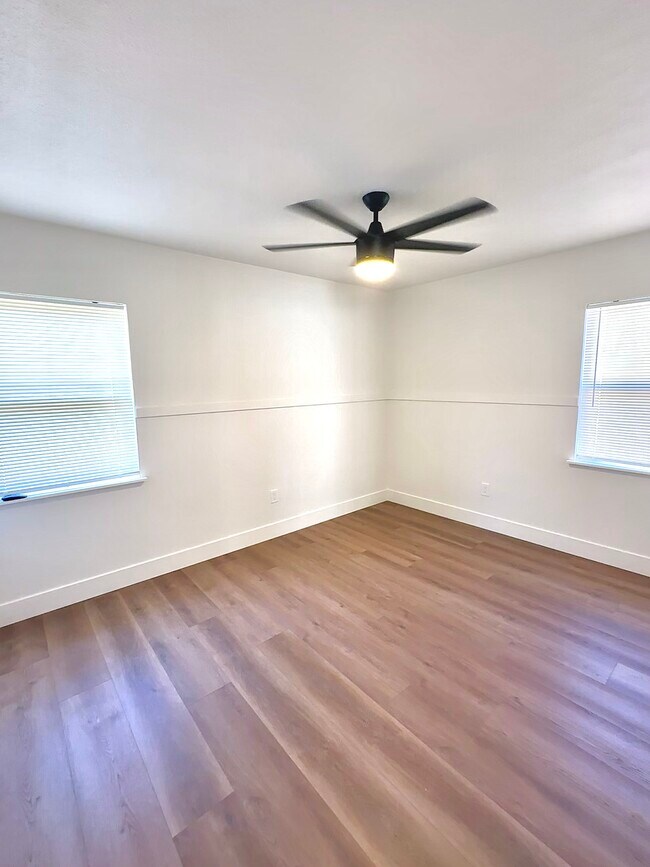 Building Photo - 1050 Nokomis St