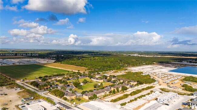 Building Photo - 417 NW 13 Ct