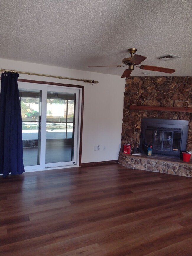 Building Photo - 3 - 2 in Fruitland Park