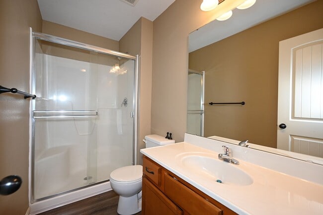 Building Photo - 3 Bedroom, 2.5 bath Townhome with 1 car garage!