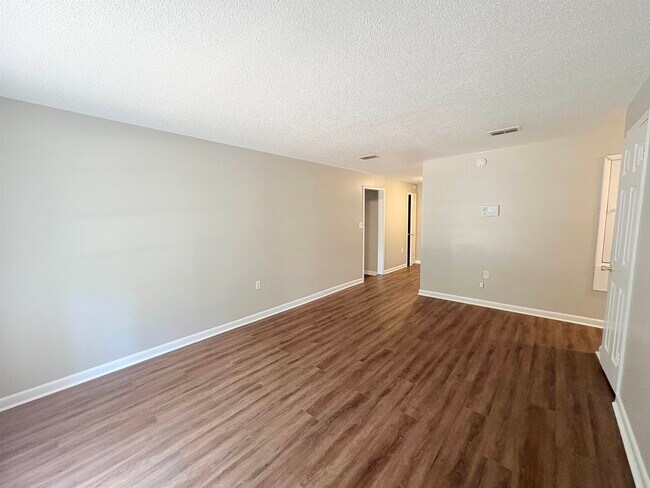 Building Photo - 2922 Oakwood Dr